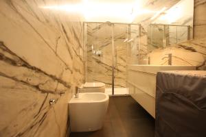 Un baño con un inodoro blanco y un lavabo. en GetTheKey Marconi Apartments, en Bolonia 36 fotos más