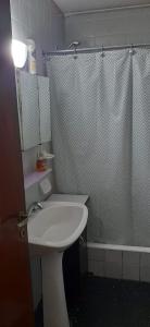 Ένα μπάνιο στο Habitaciónes en Departamento Céntrico