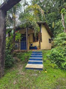 Κήπος έξω από το Casa de campo charmosa perto da praia