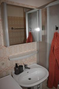 Ένα μπάνιο στο Charmantes Bauernhaus mit modernem Komfort +14 φωτογραφίες