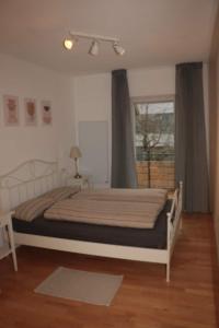 Ένα ή περισσότερα κρεβάτια σε δωμάτιο στο Charmantes Bauernhaus mit modernem Komfort