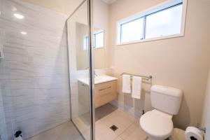 Koupelna v ubytování Easy Days & Soft Mornings between BNE City & GC + 51 fotografií
