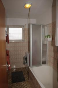 Ένα μπάνιο στο Charmantes Bauernhaus mit modernem Komfort