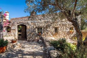 Το κτήριο όπου στεγάζεται  η παραθεριστική κατοικία