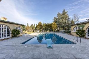 una piscina en medio de un patio en Masia Mimosa Montaña, en Darnius