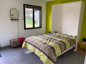 La PASSUITIÈRE في Saint-Mesmin: غرفة نوم بها سرير ونافذة