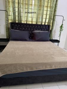 Ένα ή περισσότερα κρεβάτια σε δωμάτιο στο bayu laut depan pantai balok wifi 4b 4ac