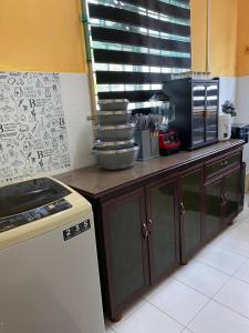 Η κουζίνα ή μικρή κουζίνα στο bayu laut depan pantai balok wifi 4b 4ac