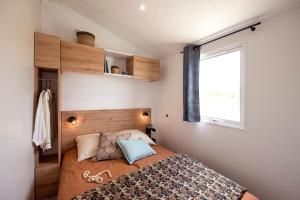 Ένα ή περισσότερα κρεβάτια σε δωμάτιο στο Camping le Héron +36 φωτογραφίες