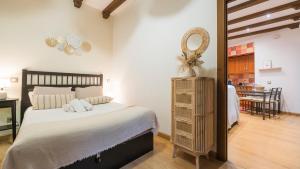 Ένα ή περισσότερα κρεβάτια σε δωμάτιο στο Apartamento Pozo Amargo Junto a la Catedral by Toledo AP