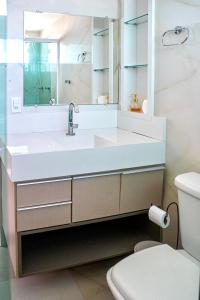 un baño con lavabo e inodoro en Pousada Sousa Residencial Qrt1, en Sousa