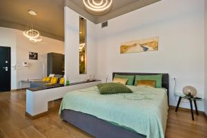 En eller flere senge i et værelse på Boutique Apartment Cairoli 30