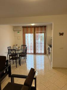 a kitchen and dining room with a table and chairs at Murdeira V162 A in Beirona