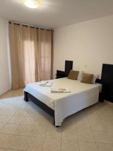 a bedroom with a large white bed in a room at Murdeira V162 A in Beirona