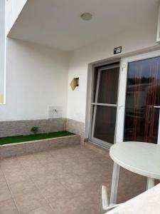 Murdeira V162 A في Beirona: فناء مع طاولة و طوق لكرة السلة