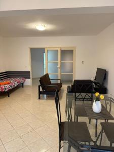 a living room with a couch and a table and chairs at Murdeira V162 A in Beirona