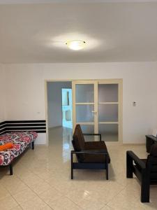 a living room with a couch and a chair at Murdeira V162 A in Beirona