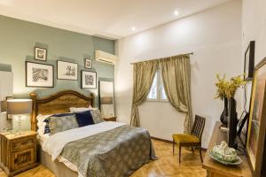 Bosque Apartamento في جيرونا: غرفة نوم بها سرير وتلفزيون +30 صورة