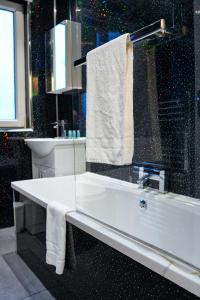 Ένα μπάνιο στο West Apartment