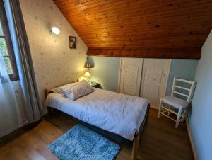 Una cama o camas en una habitación de Chambres d'Hôtes Bagatelle 8 fotos más