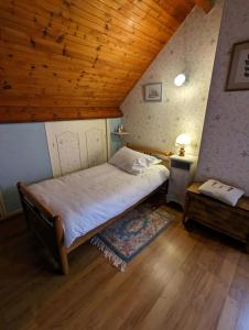 Una cama o camas en una habitación de Chambres d'Hôtes Bagatelle