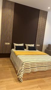 a bedroom with a bed with a yellow and white blanket at Alojamiento en Ribadesella in Ribadesella