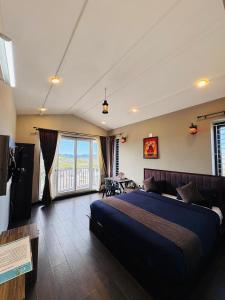 En eller flere senge i et værelse på Ever Fresh High View By Let's Inn