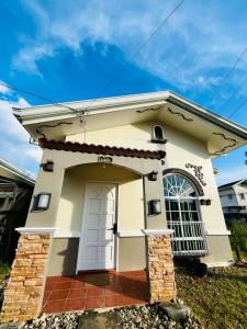 El edificio en el que está la casa vacacional