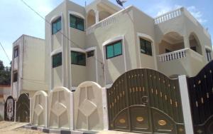 BodjoAppartement Arconville的一座带黑色门的大型白色房屋