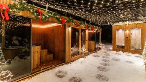 een winkelpui met kerstverlichting en sneeuw bij Villa Delta Boutique in Kościelisko