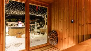 een kerstversiering in een kamer met een raam bij Villa Delta Boutique in Kościelisko +56 foto's