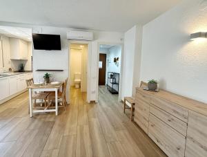 a kitchen and living room with a table and a dining room at DOMuum Holidays - DELFOS in Salou
