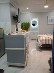 een keuken met een aanrecht en een tafel in een kamer bij E&C short term rental in Nassau