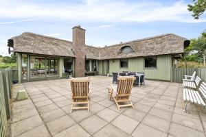 Feriehus 1140 في سوندرفيغ: فناء فيه كراسي وطاولات ومبنى