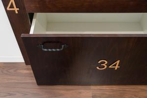 Porto Hostel Cúpula في بورتو: صندوق خشبي مكتوب عليه الرقم