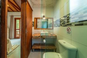 Coração da Terra Praia do Rosa في برايا دو روزا: حمام مع مرحاض ومغسلة +136 صورة