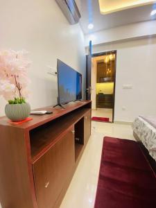a room with a desk with a television on it at The Winestone Escape in Māripat