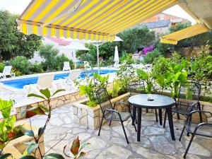 Πισίνα στο ή κοντά στο Visy in Center Novalja with Pool