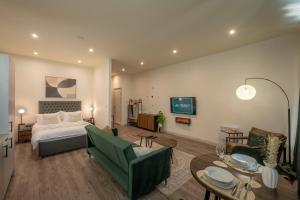 Postel nebo postele na pokoji v ubytování La Merveille - Luxury Studio in Leeds City Center