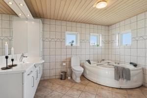 Feriehus 3020 في فيد ساندي: حمام مع حوض استحمام ومرحاض ومغسلة +22 صورة