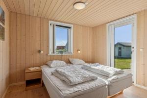 Feriehus 3020 في فيد ساندي: سرير كبير في غرفة مع نافذة