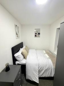 Кровать или кровати в номере Home in Preston City Center