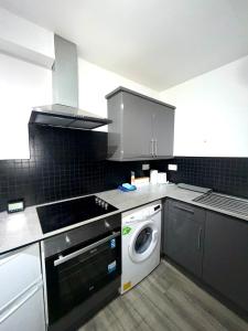 Кухня или мини-кухня в Home in Preston City Center
