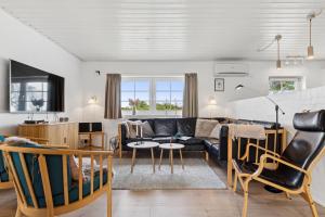 Feriehus 1145 في سوندرفيغ: غرفة معيشة بها أريكة وطاولة