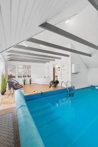 Feriehus 1145 في سوندرفيغ: مسبح في بيت بسقف ابيض