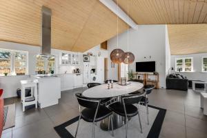 TV a/nebo společenská místnost v ubytování Feriehus 1150