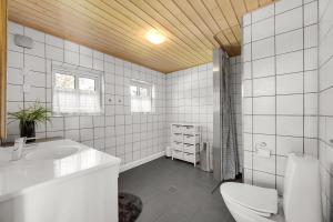 Koupelna v ubytování Feriehus 1150 + 30 fotografií
