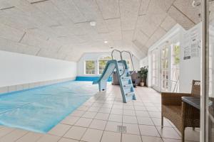 Feriehus 2020 في Øby: مسبح بزحليقة في الغرفة