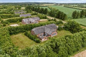 Feriehus 2020 في Øby: اطلالة جوية على منزل به مجموعة اشجار