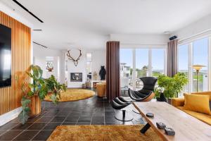 O zonă de relaxare la Eksklusiv Ferieoase Med Plads Til Hele Familien, Med Udsigt Til Fjorden